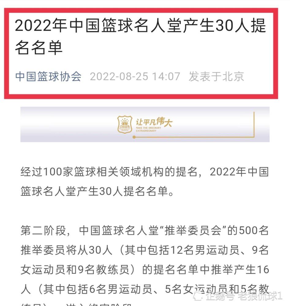 就在布洛克拿着账单站在厅内时，柜台服务员从衣帽间冒出来。